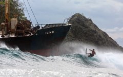 美国摄影师拍摄冲浪者险过搁浅废船(组图)
