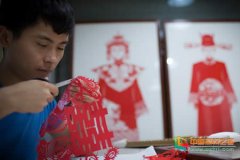 华商报报道西安外国语大学艺术学院2015届毕业生梁耿同学剪纸创业