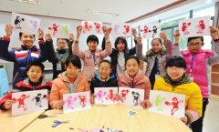 世乒赛倒计时100天 民间艺人带徒剪纸迎世乒