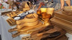 集装箱创意市集开进钟楼旁 手工作物受捧