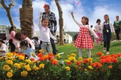 爸妈和孩子一起寻宝(组图)