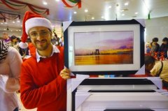 老外制作特色物品 义卖尽情吆喝