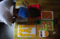 为筹百万善款 鲁8000瓶橄榄油制最大手工皂