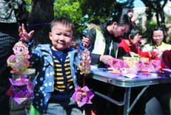 志愿者教你DIY 利是封可变灯笼