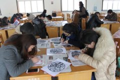 振东社区开展“巧手剪纸度元宵”活动