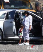 卡戴珊穿运动鞋录真人秀保护孕肚 西北妹挎＂卡通包＂可爱