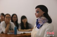 江西九江一高校现“美女机器人”讲课