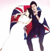 高圆圆赵又廷喜帖走剪纸风 两人英文名拼出＂MY＂字样