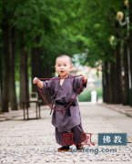 八岁小萌和尚拒美女搂抱后一语惊人