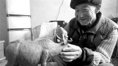 武汉八旬爹爹为防老年痴呆天天玩泥巴