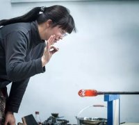 浙江人丨钟情一生 她将玻璃变成花