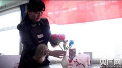 学雷锋 献爱心 残疾人手工制品进车厢