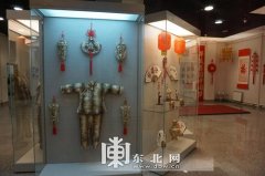“赫哲族鱼皮浮雕”等民族艺术品在俄罗斯开展
