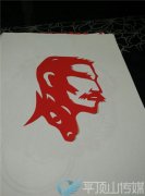 五旬老汉变身“剪纸达人” 简直绝了(图)