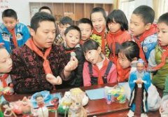 民间艺术家进校园教娃捏面人(图)(2014