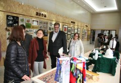 芬兰伊马特拉市文化代表团参观农民画艺术中心