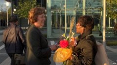 美媒：中期选举将近 低知名度候选人沿街拜票