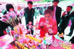 面塑老人 盼望技艺进校园(图)