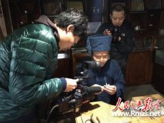 央视探索发现走进雷山控拜银匠村拍摄银饰锻造技艺