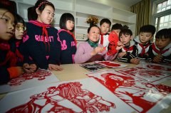 合肥：非遗剪纸弘扬雷锋精神