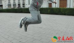 在月亮上行走，是一种怎样的体验？