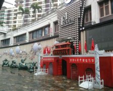 三亚一酒吧装潢成天安门阅兵造型，城楼、华表、坦克一应俱全