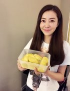 熊黛林直播吃榴莲 捂鼻含泪吞下表情丰富搞怪