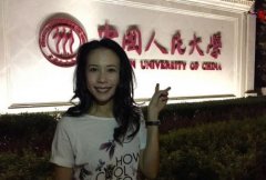 莫文蔚深夜游人大 合影校门学生范十足