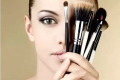 见妻卸妆丈夫报警？微整护肤提高颜值避免见光死