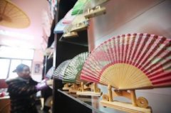 全国最大剪纸扇展将开展 1套20把百蝶折扇值6万