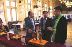 武汉汉绣及手工艺展巴黎开幕 非遗工艺展中华文化