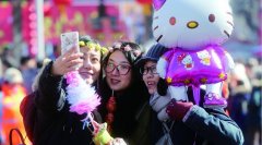 糖球会首日纳客32万 76岁“大男孩”吹长尖