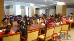 菏泽图书馆邀请60余名小学生现场体验剪纸艺术