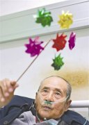 成都“风车爷爷”助学视力减退欲转行捏泥人助人