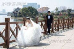 伤感爱情故事：绝症女在男友怀里离世 来世做他女儿