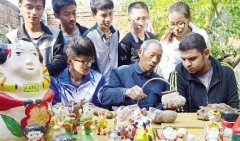 泥塑艺人教泥塑制作 感受传统文化魅力