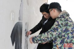 福师大协和学子自制剪纸画 为脏乱墙壁穿“新衣”