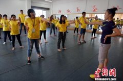 海外华裔青少年在桂林体验中华传统手工魅力