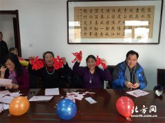 精武镇汇英苑社区开展喜迎新春 欢乐剪纸活动