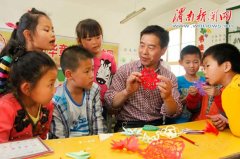 学生们向“非遗”传承人学习剪纸技艺