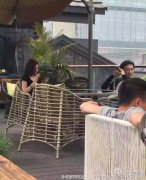 王思聪携95后女伴逛成都 媒体:你们没脸盲症吗？(1)