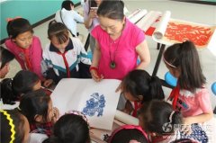 陕北剪纸艺术走进榆林校园 留守儿童剪出儿时的梦