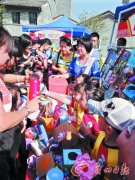 小朋友剪纸义卖献爱心