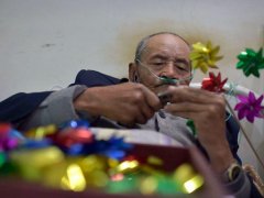 “风车爷爷”边吸氧边扎风车 换来的钱捐贫困生