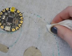 再也不怕玩游戏犯困 海外玩家制作抱枕手柄