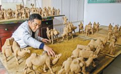 长安一民间艺人历时一年多 做泥塑展现丝路风貌