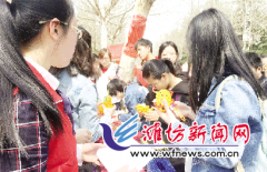 爱心义卖 潍坊盲童作品受欢迎