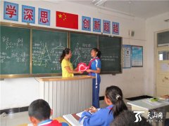 博湖县中学生手持贺卡向“筑梦者”致敬