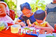 制作“粘贴画” 枯树枝成艺术品