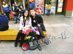 大学生情侣上街头买纸花